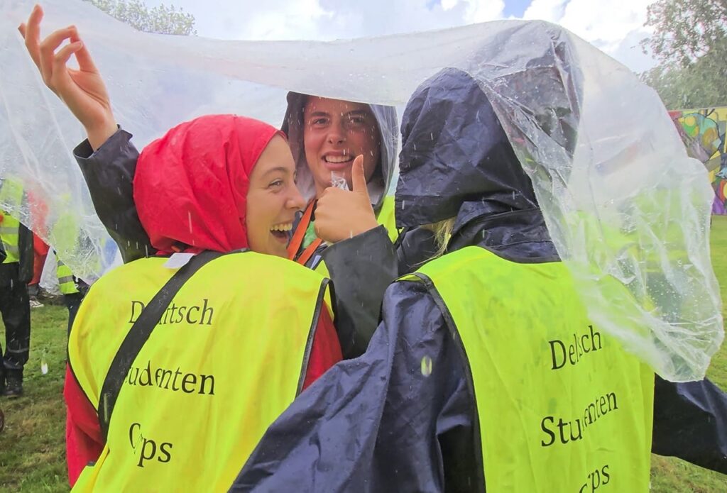 Delfts Studenten Corps ruimt Delftse Hout op tijdens ontgroening.