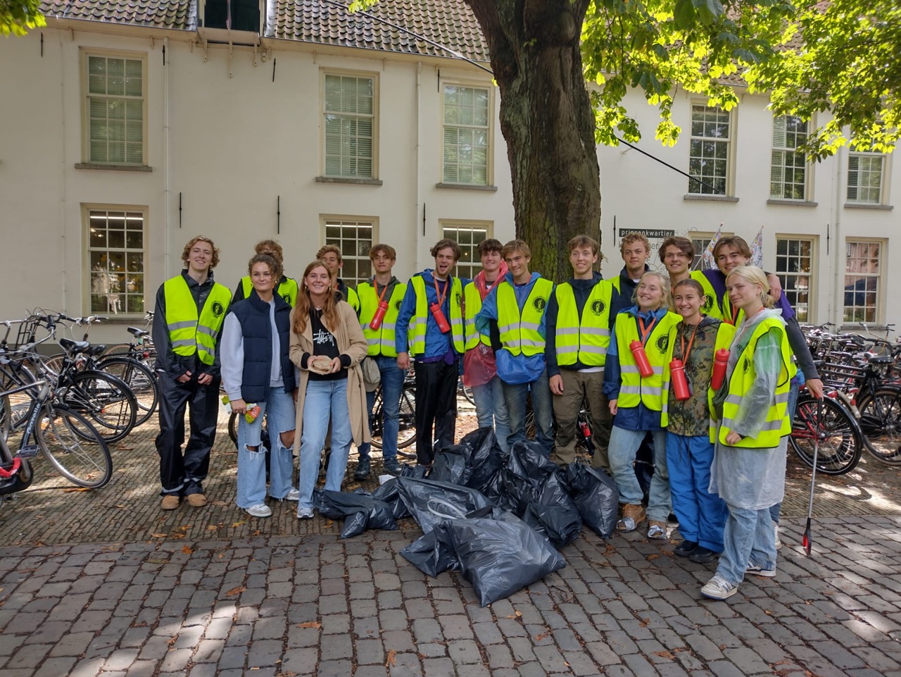 Delfts Studenten Corps ruimt Delftse Hout op tijdens ontgroening.