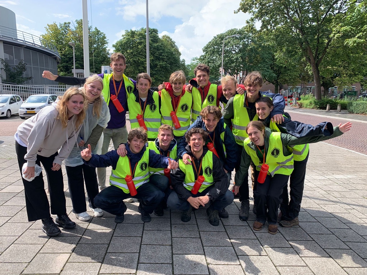 Delfts Studenten Corps ruimt Delftse Hout op tijdens ontgroening.