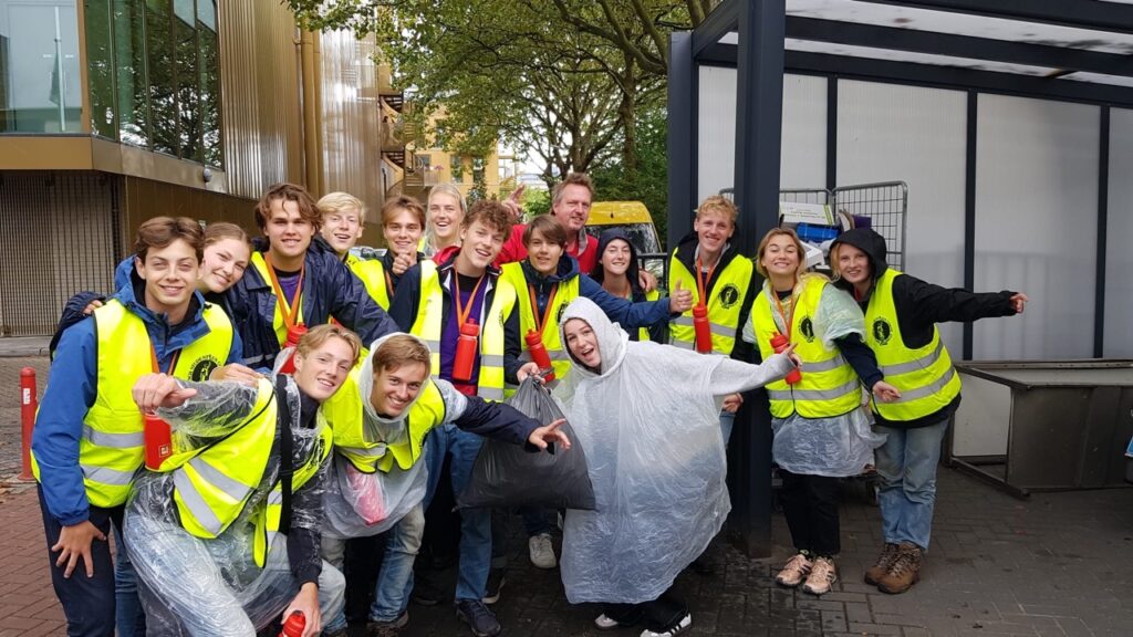 Delfts Studenten Corps ruimt Delftse Hout op tijdens ontgroening.