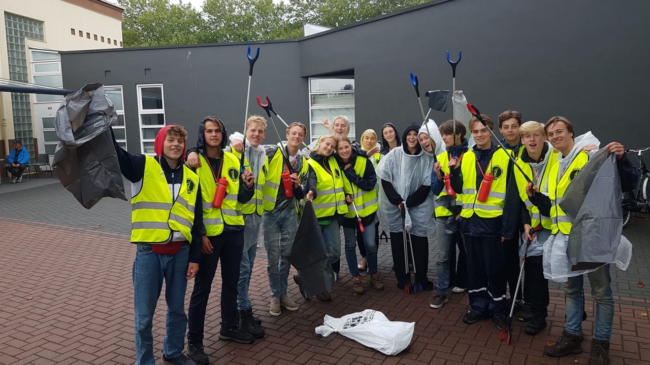 Delfts Studenten Corps ruimt Delftse Hout op tijdens ontgroening.