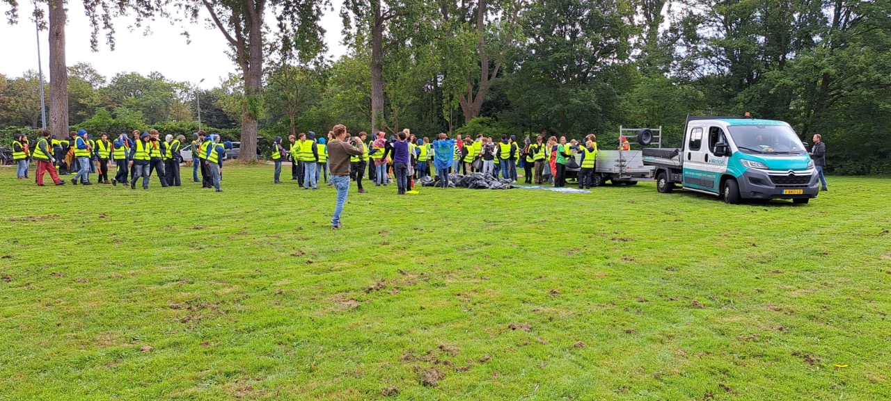 Delfts Studenten Corps ruimt Delftse Hout op tijdens ontgroening.