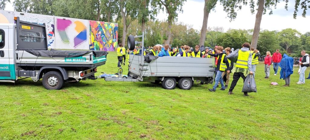 Delfts Studenten Corps ruimt Delftse Hout op tijdens ontgroening.