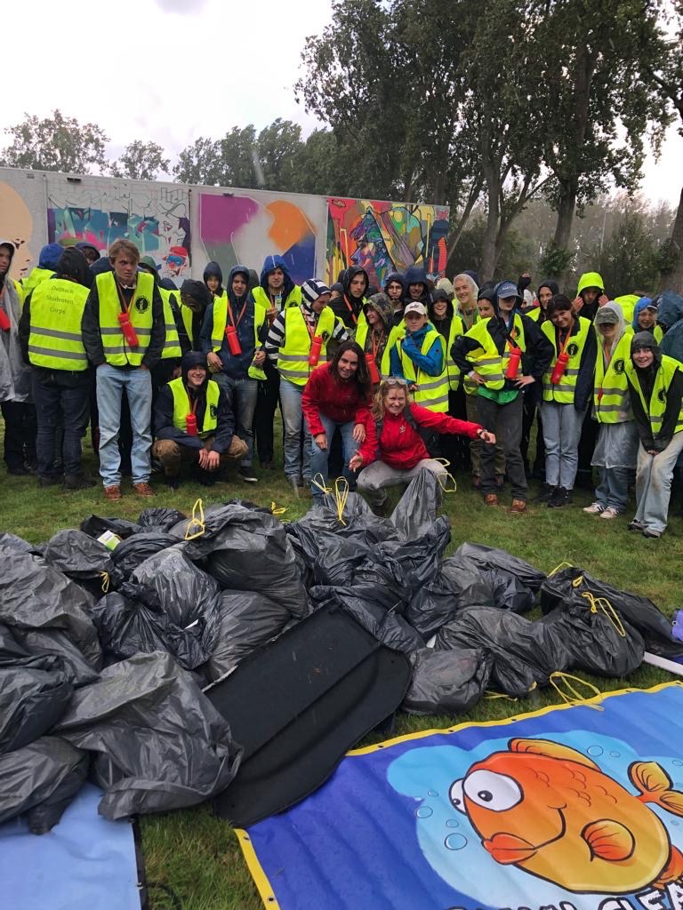 Delfts Studenten Corps ruimt Delftse Hout op tijdens ontgroening.