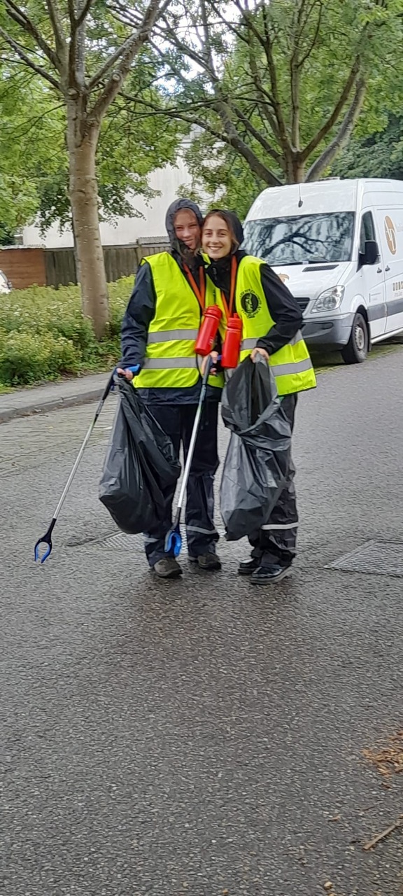 Delfts Studenten Corps ruimt Delftse Hout op tijdens ontgroening.