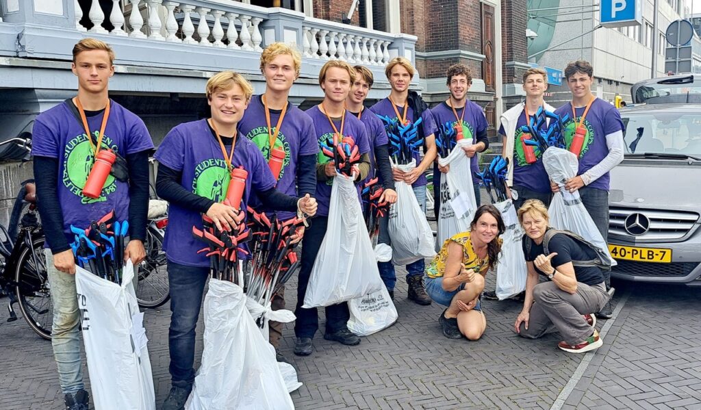 Delfts Studenten Corps ruimt Delftse Hout op tijdens ontgroening.