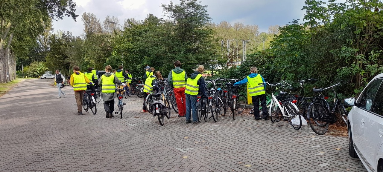 Delfts Studenten Corps ruimt Delftse Hout op tijdens ontgroening.