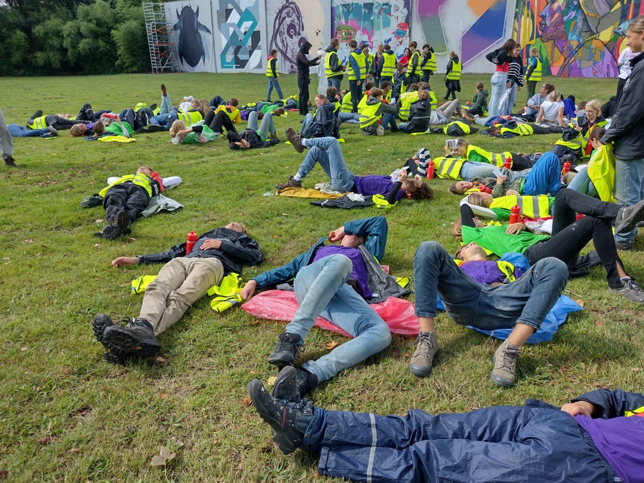 Delfts Studenten Corps ruimt Delftse Hout op tijdens ontgroening.