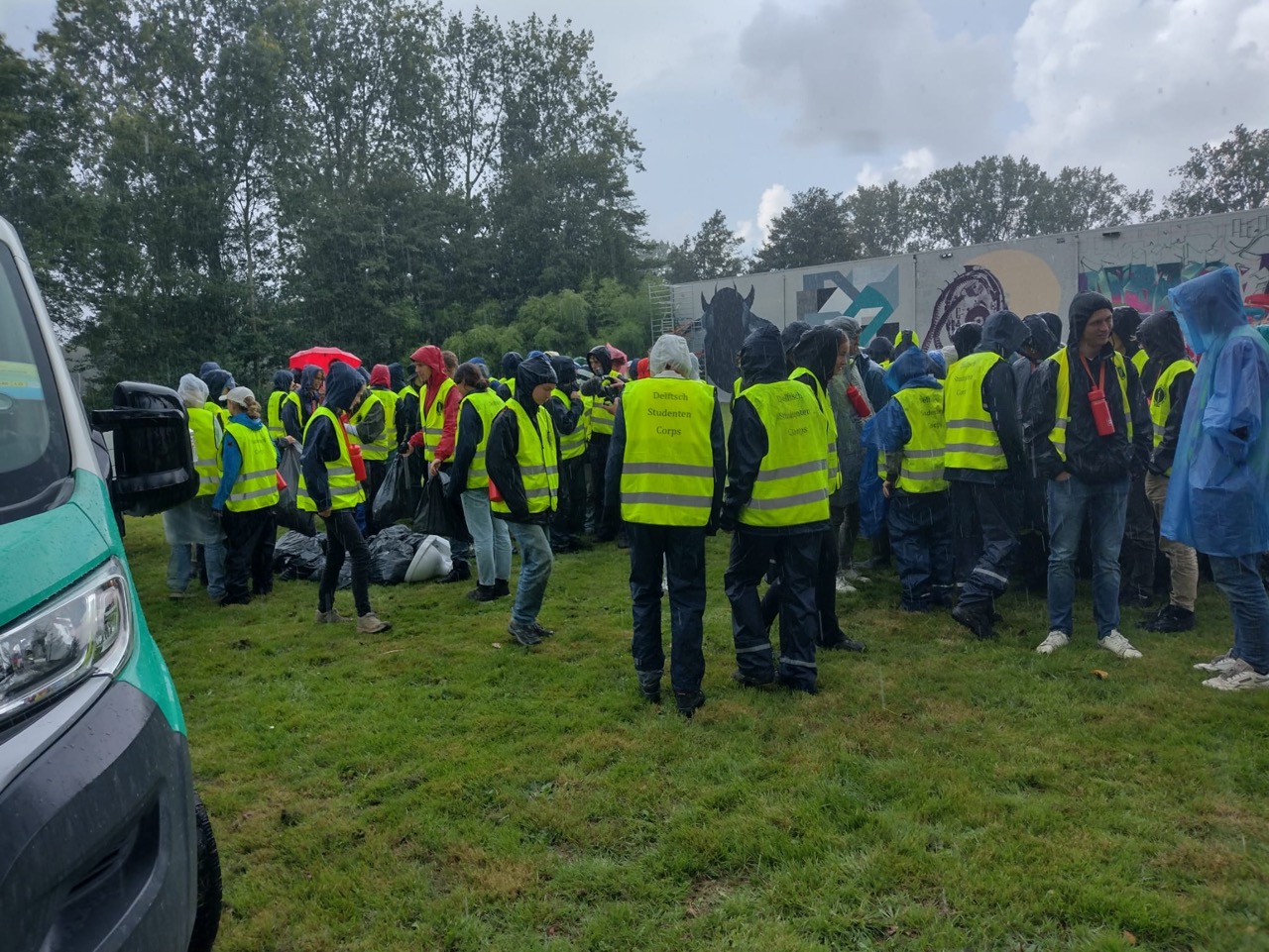 Delfts Studenten Corps ruimt Delftse Hout op tijdens ontgroening.