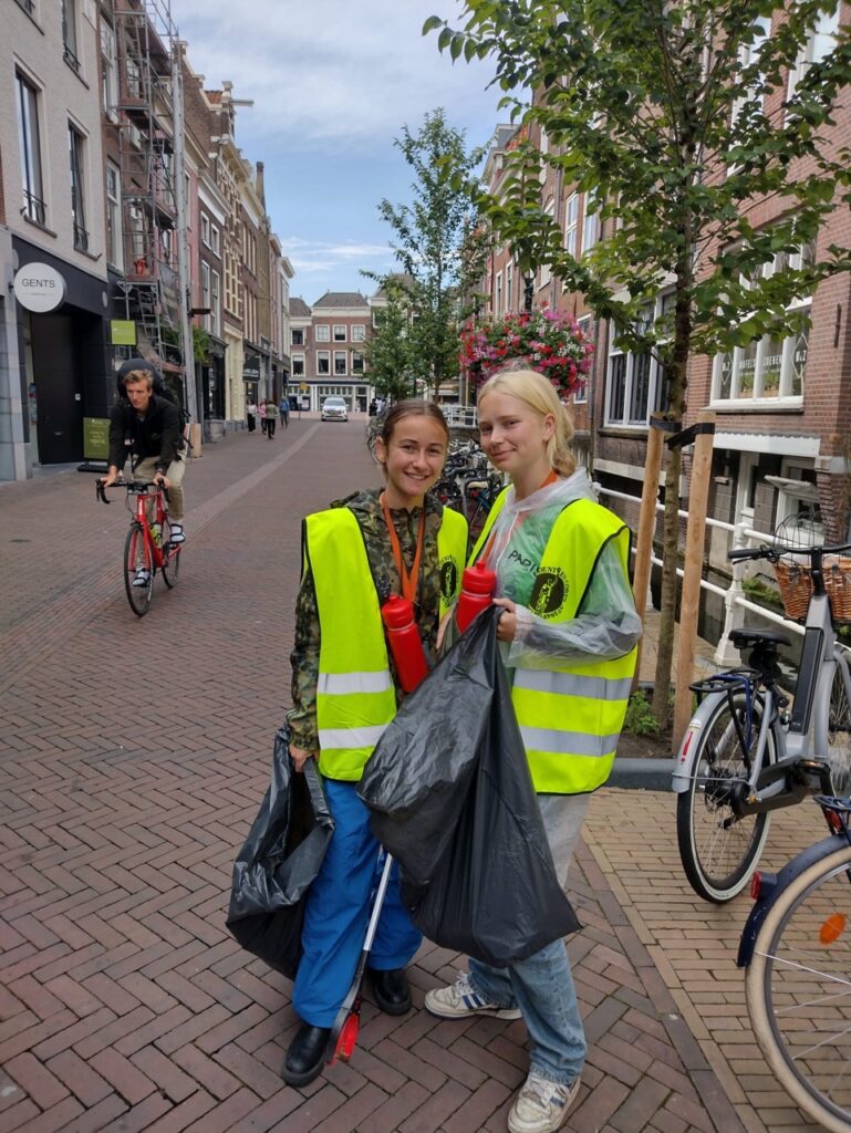 Delfts Studenten Corps ruimt Delftse Hout op tijdens ontgroening.