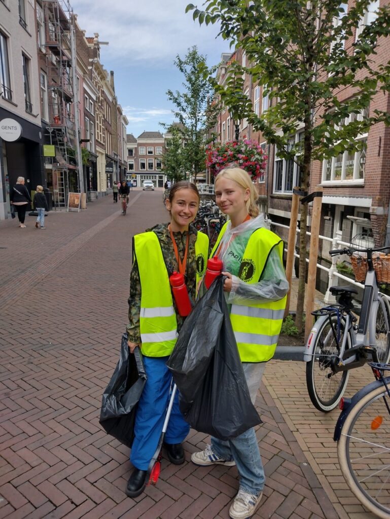 Delfts Studenten Corps ruimt Delftse Hout op tijdens ontgroening.