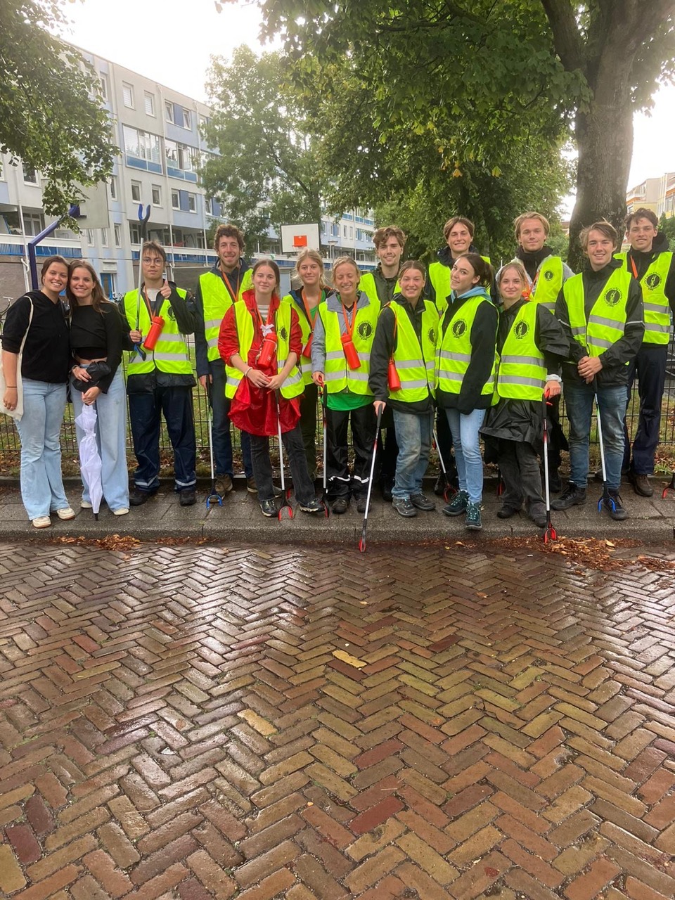 Delfts Studenten Corps ruimt Delftse Hout op tijdens ontgroening.