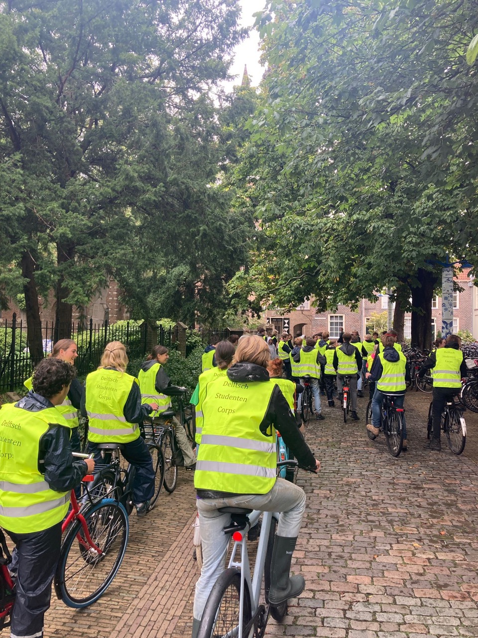 Delfts Studenten Corps ruimt Delftse Hout op tijdens ontgroening.