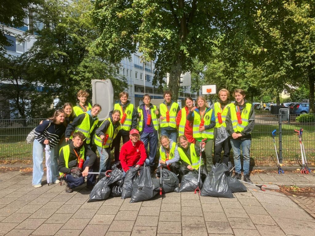 Delfts Studenten Corps ruimt Delftse Hout op tijdens ontgroening.