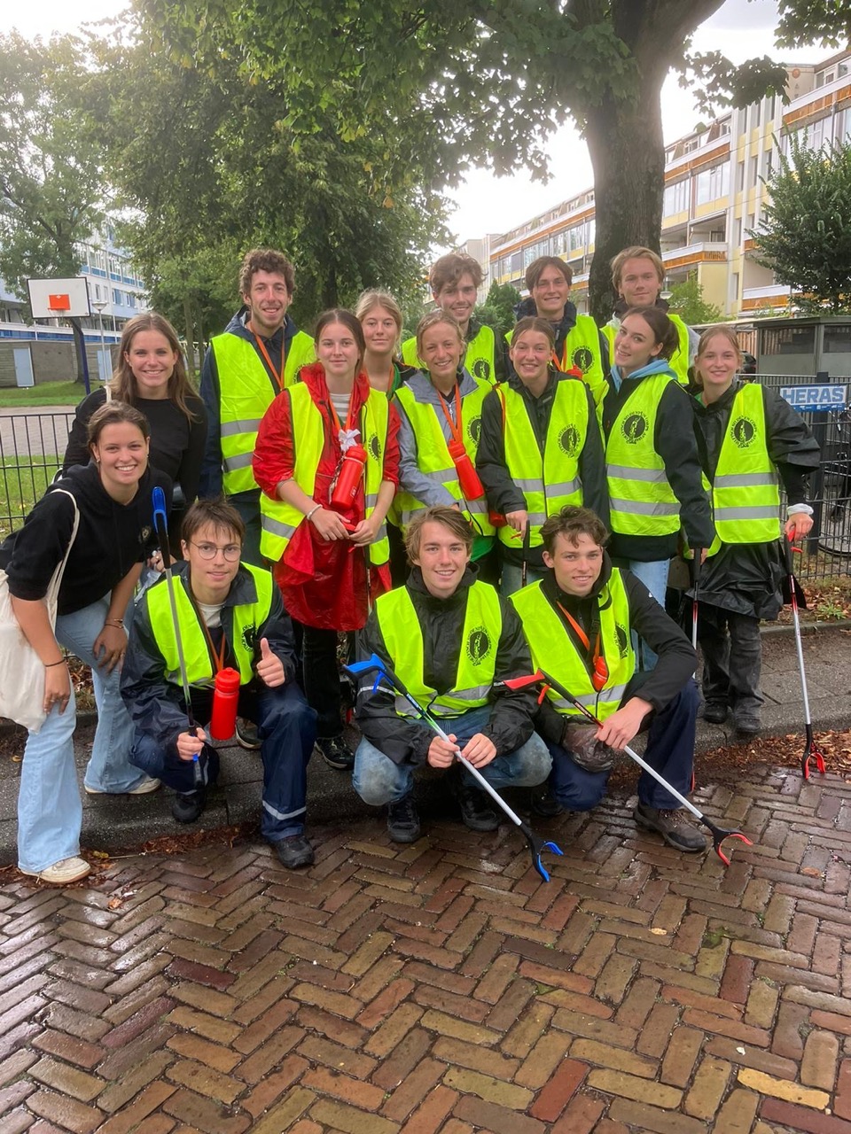 Delfts Studenten Corps ruimt Delftse Hout op tijdens ontgroening.