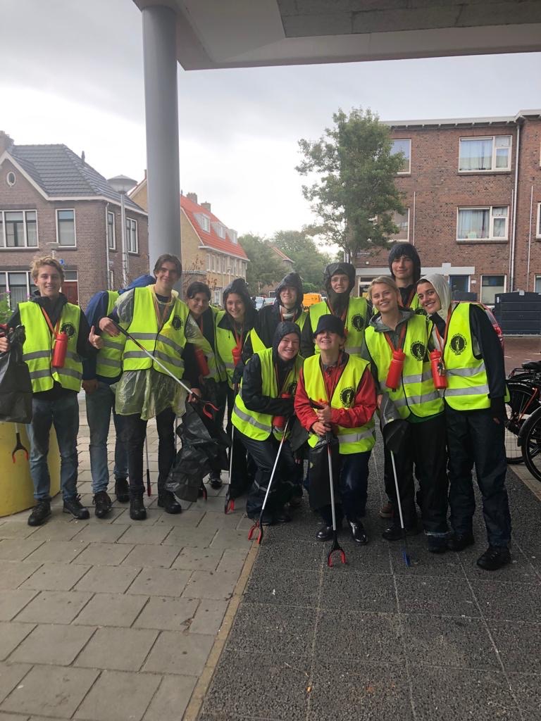 Delfts Studenten Corps ruimt Delftse Hout op tijdens ontgroening.