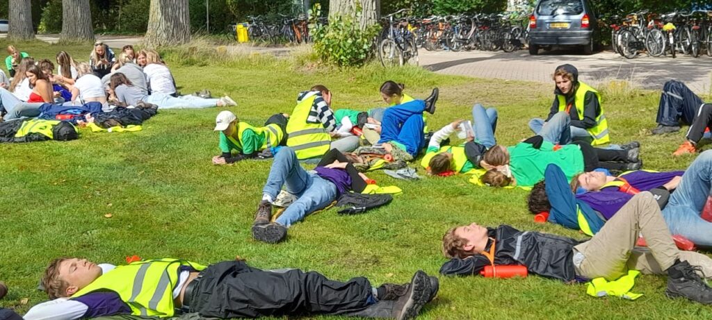 Delfts Studenten Corps ruimt Delftse Hout op tijdens ontgroening.